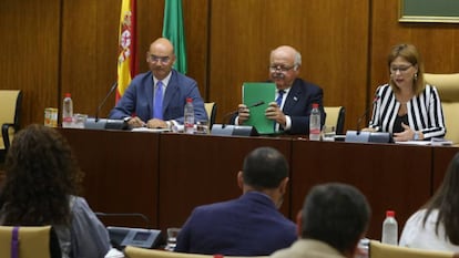El consejero de Salud, Jesús Aguirre (en el centro), comparece en el Parlamento andaluz para informar sobre el brote de listeriosis. 