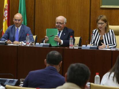 El consejero de Salud, Jesús Aguirre (en el centro), comparece en el Parlamento andaluz para informar sobre el brote de listeriosis.