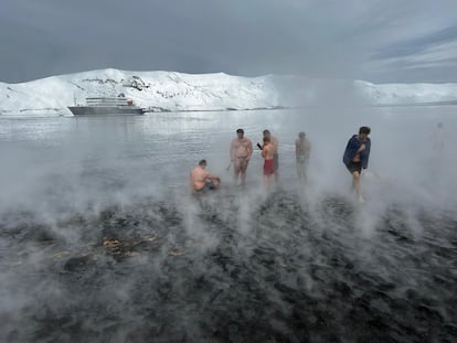 Un grupo de turistas en las aguas de Whalers Bay, en Deception Island, el 29 de enero.