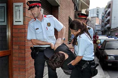 Dos policías trasladan a Remedios S. a su domicilio de Barcelona.