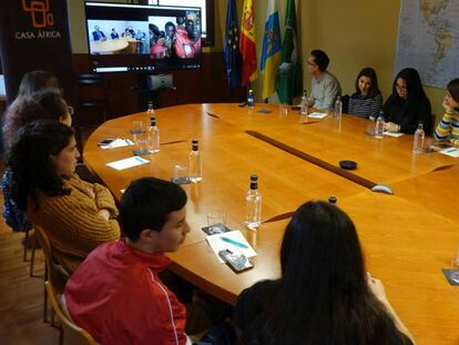 Imagen de la videoconferencia con estudiantes de español canarios, cameruneses y sudafricanos.