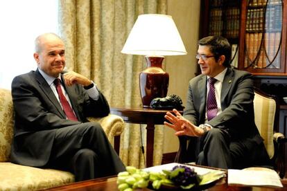 Manuel Chaves, a la izquierda, y el 'lehendakari' Patxi López en Ajuria Enea, en una imagen de archivo.