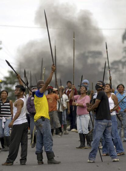 Indígenas de la etnia shuar, durante una protesta el miércoles en la localidad ecuatoriana de Puyo.