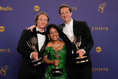 Jeremy Allen White y Liza Colon-Zayas Ebon Moss-Bachrach