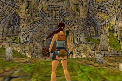 El primer videojuego de la saga llega en 1996. Presenta al mundo el personaje de Lara Croft, una arqueóloga y aventurera británica que viaja en busca de antiguos tesoros y misterios. En un sector donde apenas hay protagonistas femeninas, y las mujeres se limitan a ser rescatadas por los hombres, 'Tomb Raider' presenta a una joven carismática, atlética y sin el menor problema para sacar una metralleta, si la situación lo requiere. El juego fue aplaudido por la crítica, vendió más de siete millones de copias y estableció un ejemplo que otros intentarían imitar en los años siguientes. 