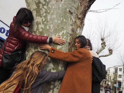 Veïnes de Cadaqués abracen els arbres centenaris.