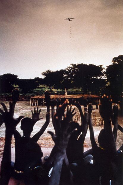 Aviones de carga de la WPP de la ONU lanzan fardos de harina sobre la población de Ayod en el sur de Sudán, una de las zonas más diezmadas por las hambrunas sucesivas que sacuden al país desde hace más de 30 años. Premio primera edición, 1997-98.