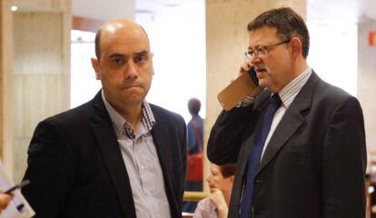 Ximo Puig con el secretario local del PSPV-PSOE en Alicante, Gabriel Ech&aacute;varri.