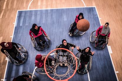 El equipo paralímpico de baloncesto femenino se entrena en el centro The Peace Sport Club para personas con discapacidad de Gaza. Algunos de ellos resultaron heridos durante los bombardeos israelíes, otros tienen discapacidades congénitas.
