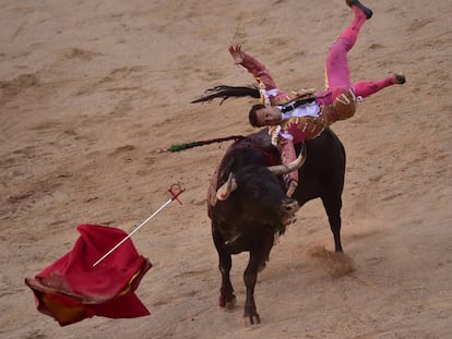 Rafaelillo es volteado por uno de los &#039;miuras&#039; en Pamplona.