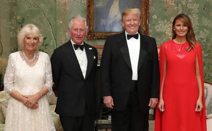 Camila de Cornualles, el príncipe Carlos, el presidente Donald Trump y su esposa Melania, en una cena de gala en Londres, el 4 de junio.