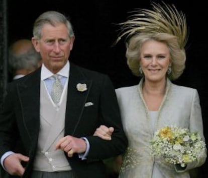 Carlos y Camilla el día de su boda, la segunda para ambos, celebrada en abril de 2005 en el ayuntamiento de Windsor.