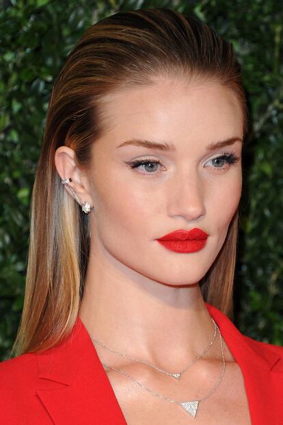 Rosie Huntington-Whiteley se apunta a los diseños con cadena.