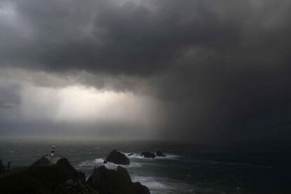 Aspecto que presentaban el cielo y el mar en el cabo Ortegal, en el concello coruñés de Cariño, en una jornada marcada por el nivel de alerta roja (riesgo extremo) por fenómenos costeros adversos.