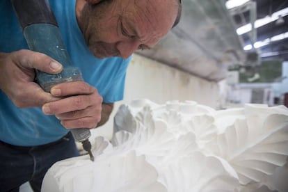 José González Hernández, en su taller de artesanía de mármol en Macael.