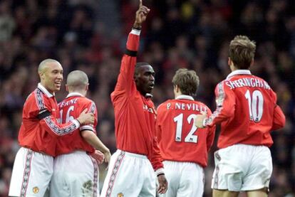 Andy Cole celebra un gol con sus compañeros de equipo, Giggs (derecha), Yorke (izquierda) y Butt.