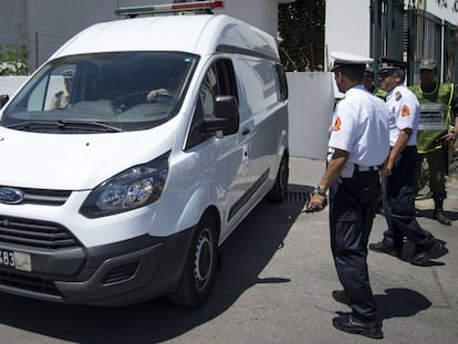Una furgoneta traslada este viernes en Rabat a los acusados del asesinato de dos turistas nórdicas en las cercanías del Tubkal.