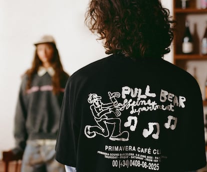 Una de las prendas con ilustraciones de Tot Per Res de la colección cápsula de Pull&Bear para Primavera Sound 2025.