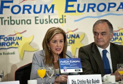 La candidata del PP a la alcaldía de Bilbao, Cristina Ruiz, durante su intervención en el Fórum Europa, junto al vicesecretario general de Comunicación de su partido, Esteban González Pons