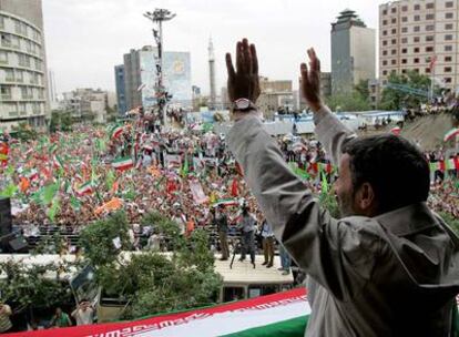 El presidente Mahmud Ahmadineyad saluda a sus seguidores en un acto de celebración de su victoria electoral en el centro de Teherán.
