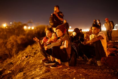 A group of Venezuelan migrants waiting for the opportunity to cross into the United States this Thursday.