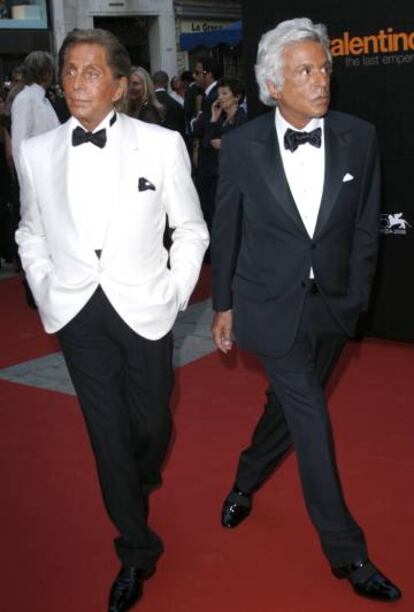 El diseñador Valentino Garavani y Giancarlo Giammetti, a su llegada al estreno del documental 'Valentino, el último emperador'.