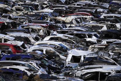 Vista de los destrozos del terremoto de Japón en un almacén de coches en Sendai.