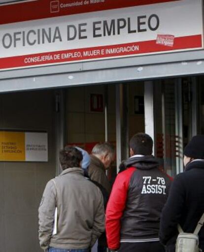 En la imagen, varios parados haciendo cola para entrar en una oficina de empleo en Madrid.