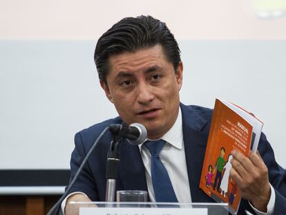 En 2018, el entonces Comisionado Nacional de Búsqueda, Roberto Cabrera Alfaro, presentando un manual en Ciudad de México.
