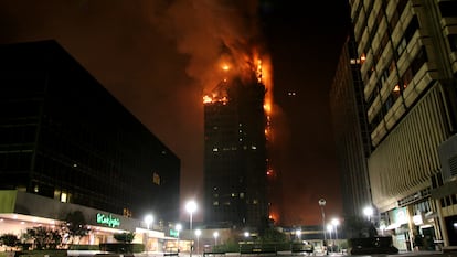 El edificio Windsor, en un extremo de AZCA, ardiendo durante la madrugada del 12 al 13 de febrero de 2005.