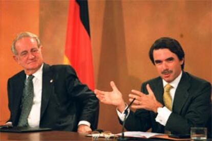 El presidente de Alemania, Johannes Rau, y José María Aznar, en La Moncloa.