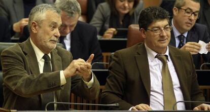 José Antonio Griñán y Diego Valderas, este miércoles en un pleno del Parlamento.