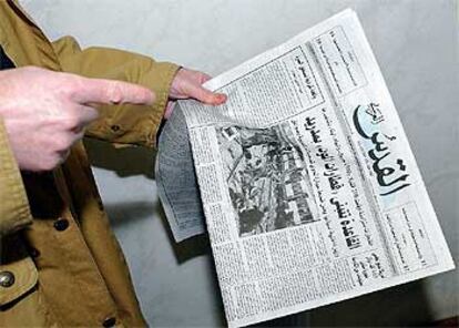 Primera página del periódico árabe editado en Londres en el que Al Qaeda se atribuyó los atentados de Madrid.