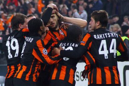 Los jugadores del Shakhtar felicitan a Chigrinski tras marcar un gol.