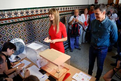 Begoña Gómez (i), esposa del presidente del Gobierno y candidato socialista a la reelección, Pedro Sánchez (d), ejercen su derecho al voto en un colegio electoral de Madrid, este domingo.