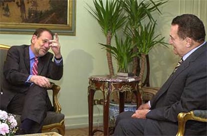 Javier Solana (izquierda) conversa con el presidente egipcio, Hosni Mubarak, el miércoles en El Cairo.