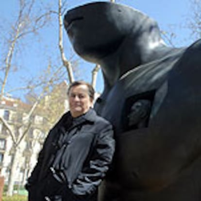 Igor Mitoraj, ante su escultura <i>Toscano</i>, un bronce de 1981, en la plaza de la Villa de París, de Madrid.
