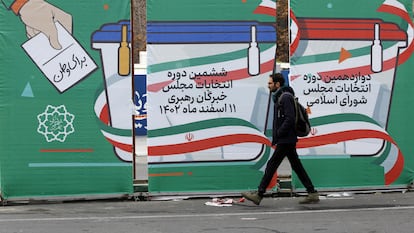 Un hombre pasa ante un cártel electoral en Teherán el pasado miércoles, 27 de febrero de 2024.