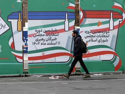 Un hombre pasa ante un cártel electoral en Teherán el pasado miércoles, 27 de febrero de 2024.