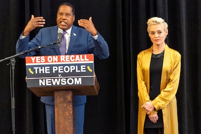 Larry elder y la actriz Rose McGowan