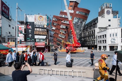 Una grúa trabaja junto a un edificio colapsado tras el seísmo en Hualien (Taiwán), este miércoles. 