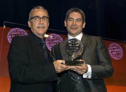 Juan José Millás, a la izquierda, con Boris Izaguirre, anoche en la entrega de los Premios Planeta.