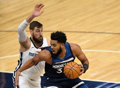 Towns hace jugada ante Valanciunas. en el Wolves-Grizzlies, el 13 de enero.