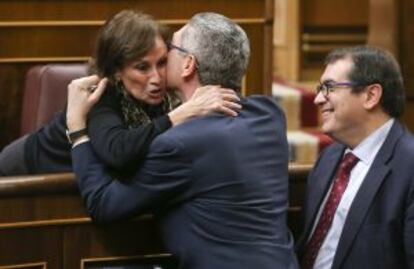 El ministro de Justicia, Alberto Ruiz Gallardón, saluda a la diputada catalana de CiU Mercè Pigem, propuesta por el Senado como vocal del nuevo Poder Judicial en presencia de Jordi Jané, también de CiU.