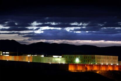 La nueva cárcel de Figueres, al atardecer, con todos sus focos y luces encendidos.