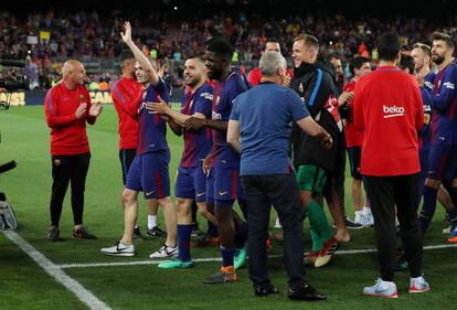 Los técnicos del Barça le hacen el pasillo a los jugadores, campeones de Liga y Copa, al finalizar el encuentro.