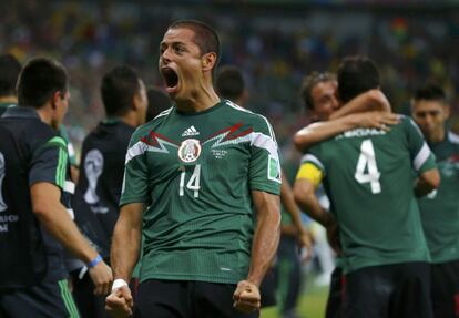 Javier Hern&aacute;ndez celebra uno de los goles de M&eacute;xico