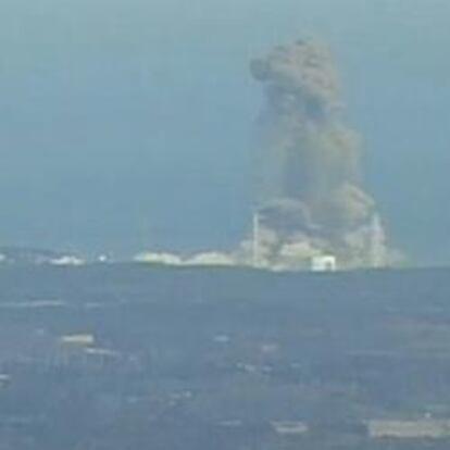 Humo saliendo de la planta nuclear de Fukushima