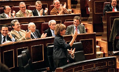 La ministra de Educación, Pilar del Castillo, saluda a los diputados del PP el 19 de diciembre pasado tras la aprobación de la Ley de Calidad.