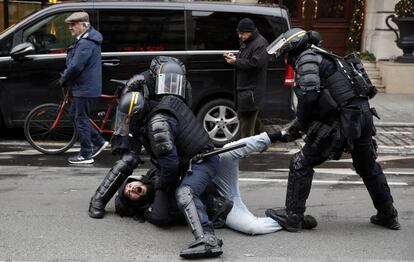 Agentes antidisturbios detienen a un manifestante durante la protestas de los 'chalecos amarillos' este sábado en París.